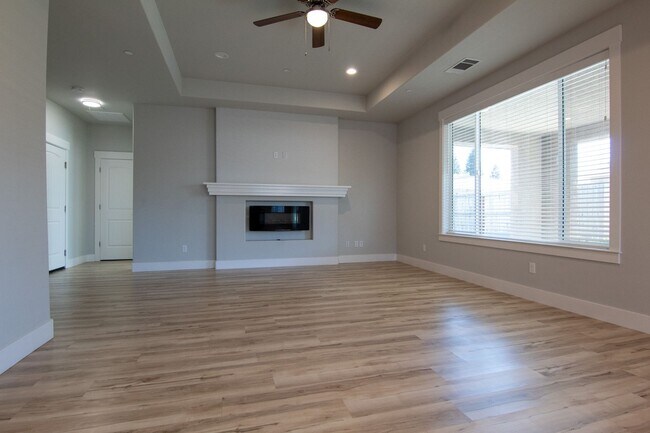 Building Photo - Newer Home for Rent in North Redding CA | $500 Off, Solar, Garage, Fenced Yard
