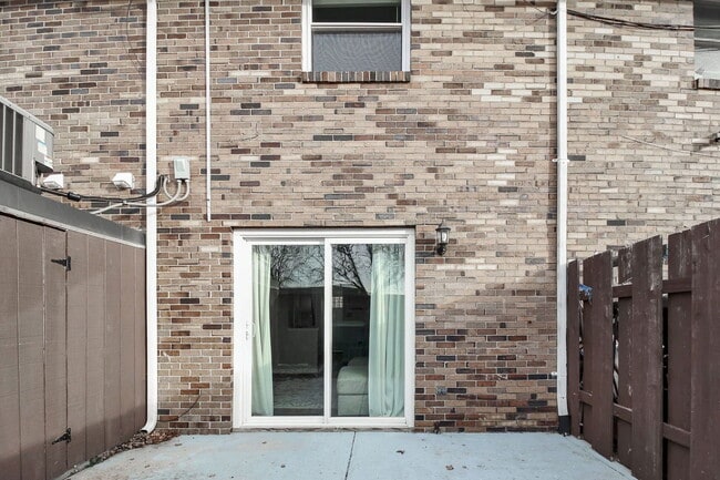 Building Photo - 1226 Woodbrook Cir W