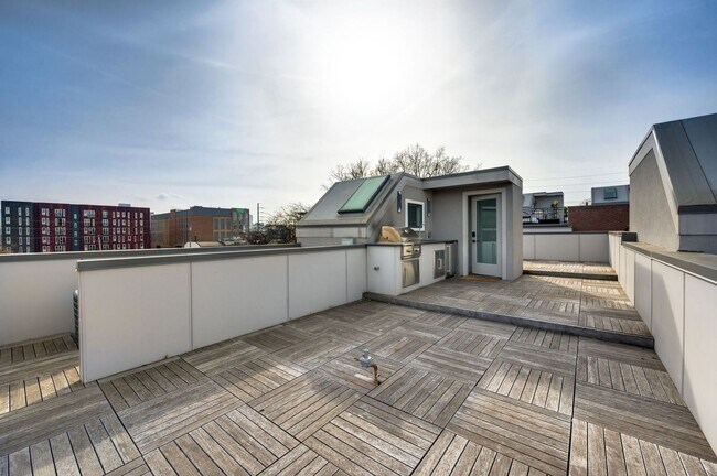 Building Photo - Stunning 3BE/3.5BA brownstone in the heart of historic Germantown!