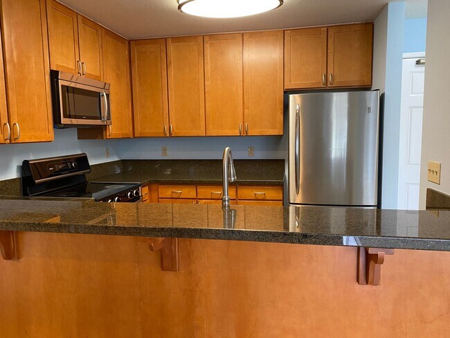Building Photo - EPIC REA: Condo w/Parking & Community Pool close to BART & schools