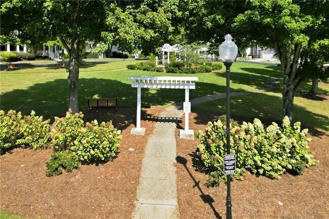 Building Photo - 726 Gardenside Cir SE