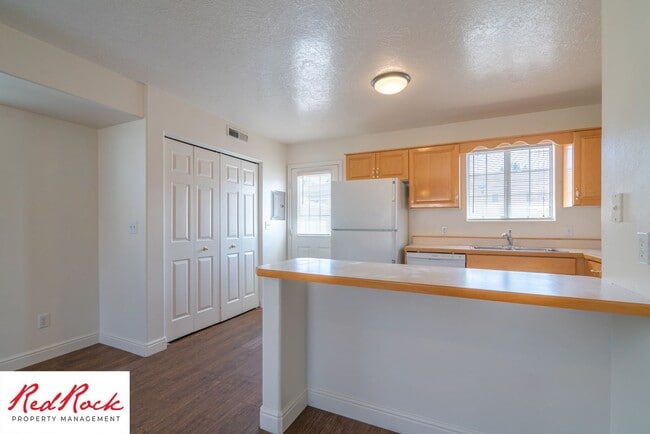 Building Photo - 2 Bedroom Townhome Available