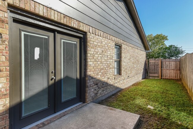 Building Photo - PEPERPORT.3913-3915