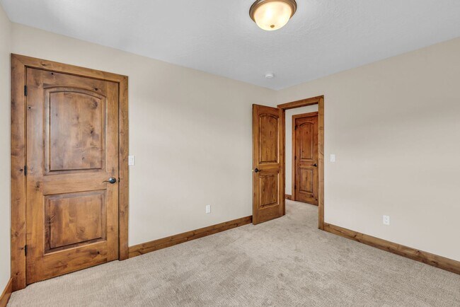 Building Photo - Stunning Mountain Retreat