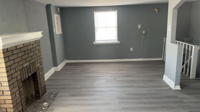 Building Photo - Beautiful renovated apartment with a ton of space!