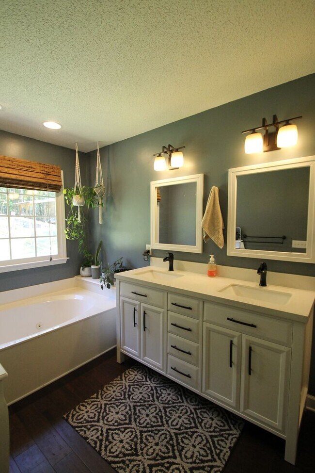 Building Photo - Exclusively Offered by Muse Realty Rentals, LLC