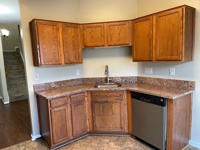 Building Photo - Beautiful 3 Bed 2.5 Bath Interior Townhome In Ashburn Village