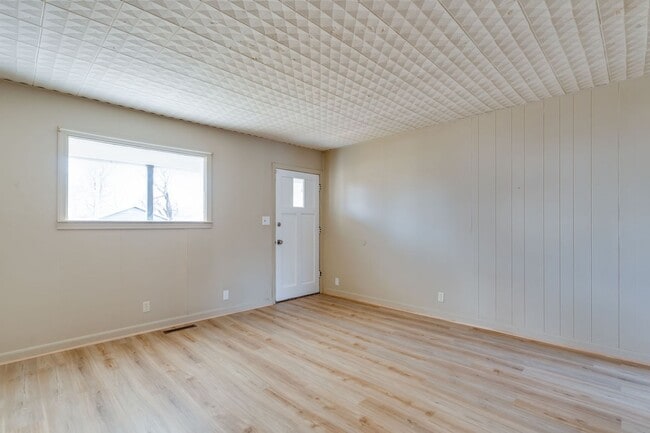 Building Photo - 1616 E Funston St