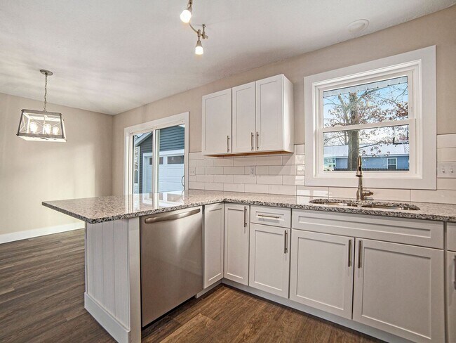 Building Photo - 556/558 Quarterline