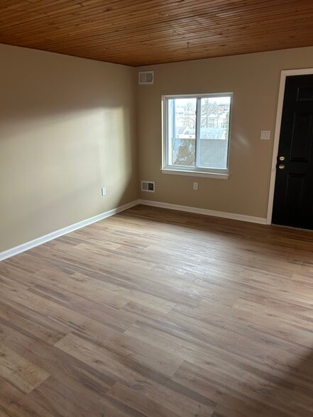 Living Room - 420 N Everhart Ave