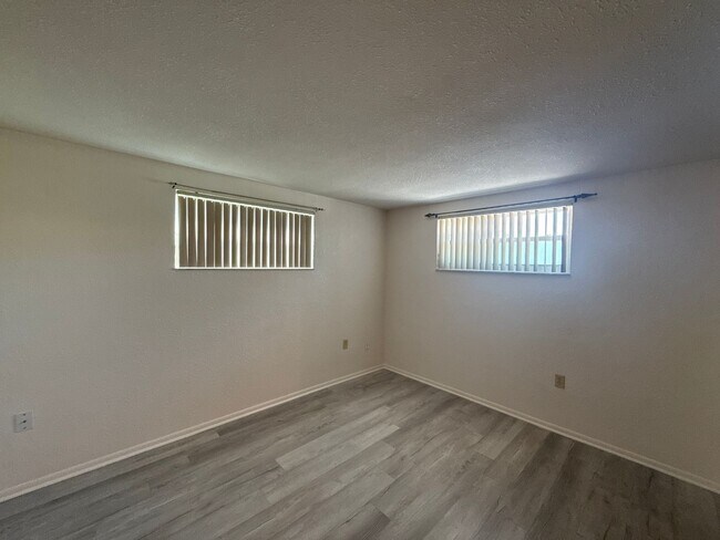 Building Photo - Beautiful 2 bedroom home with fenced in backyard