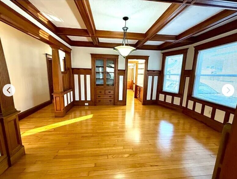 Building Photo - 389 School St