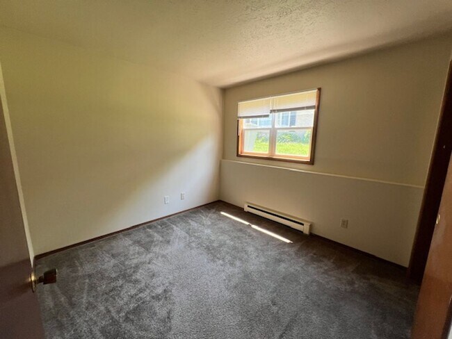 Building Photo - 6006 Boxwood Dr
