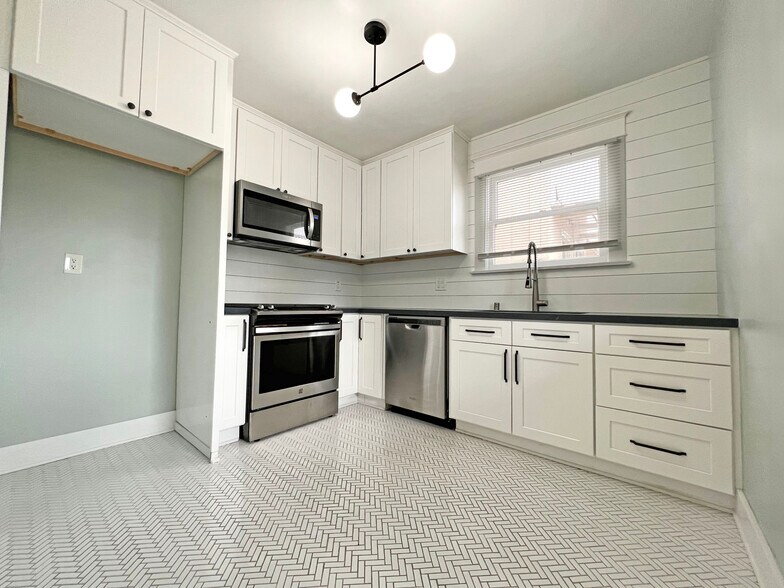 Building Photo - 347 N Colorado Pl