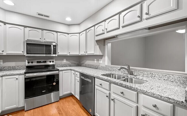 Building Photo - 8751 Jaffa Ct Dr E
