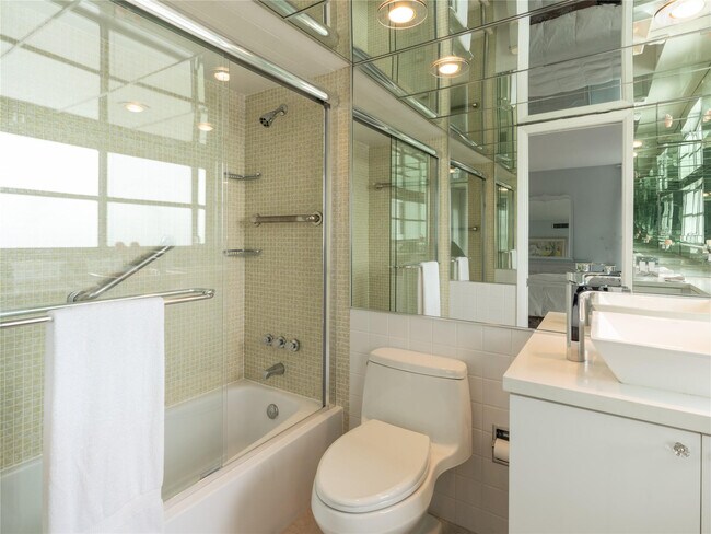 Building Photo - 2850 N Palm Aire Dr