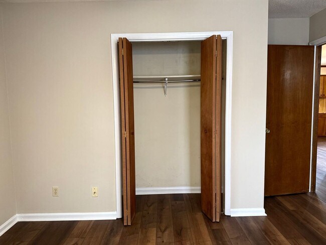 Building Photo - 2 Bedroom, 1 Bathroom Home