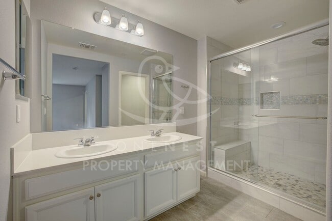 Building Photo - Beautifully maintained and modern 4-bedroom, 2-bathroom