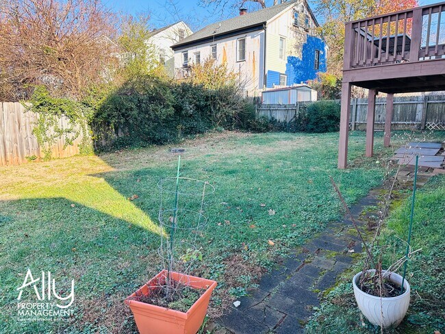 Building Photo - 405 Elliott Ave