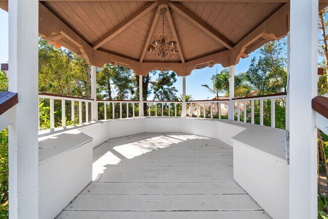 Building Photo - 18714 Bernardo Trails Dr