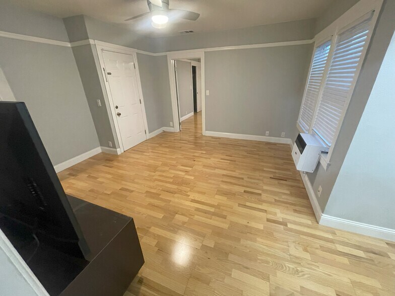 Family View 1 - 4844 Daisy St
