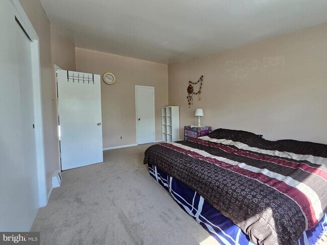Building Photo - 647 Artwood Dr