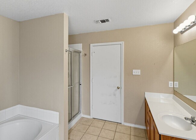 Building Photo - Incredible value with a **washer, dryer, refrigerator, shed, and a covered backyard with a dog run!