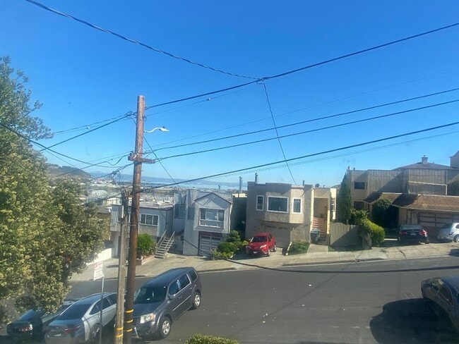 Building Photo - Single-Family Home 3BD/2BA Is Immediately ...