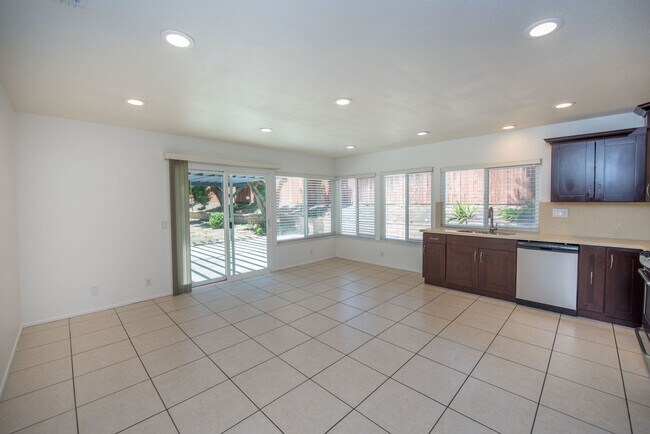 Building Photo - Spacious 4 Bedroom Home in Quiet Yorba Linda Neighborhood