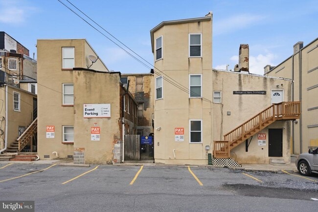 Building Photo - 910 S Charles St