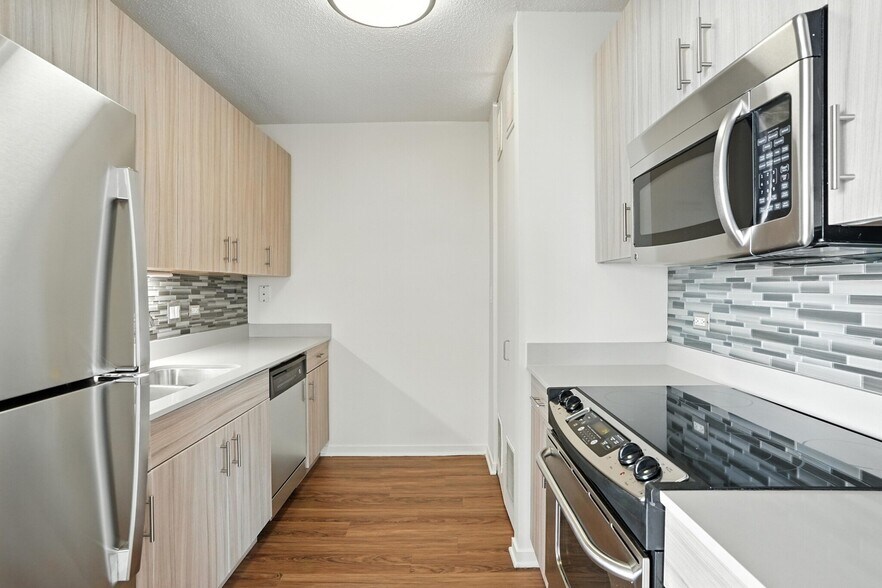 Building Photo - 530 N Kingsbury St