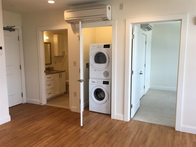 Building Photo - 875 Elm St