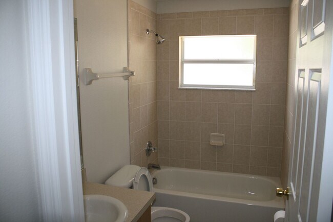 Building Photo - Very nice 4 bedroom 2 bath in beautiful se...