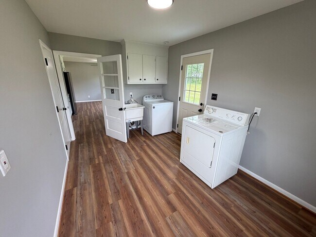 Building Photo - 3 Bedroom Rancher-Country Setting