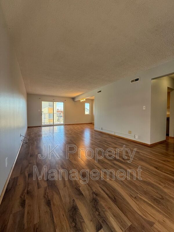 Building Photo - 2300 14th Ave S