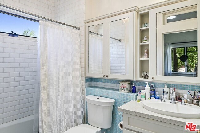 Building Photo - 1430 Bonnell Dr