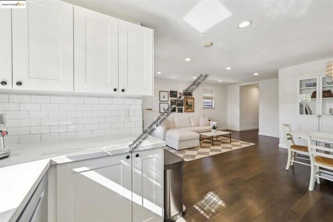 Building Photo - 3360 Arizona St