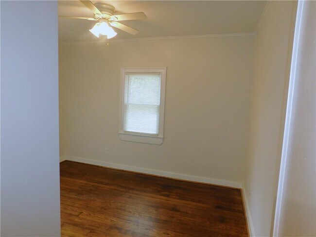 Building Photo - 219 Parkview Dr SE