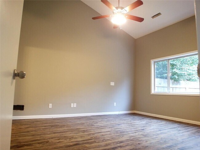 Building Photo - 4148 Fawn Ct NE