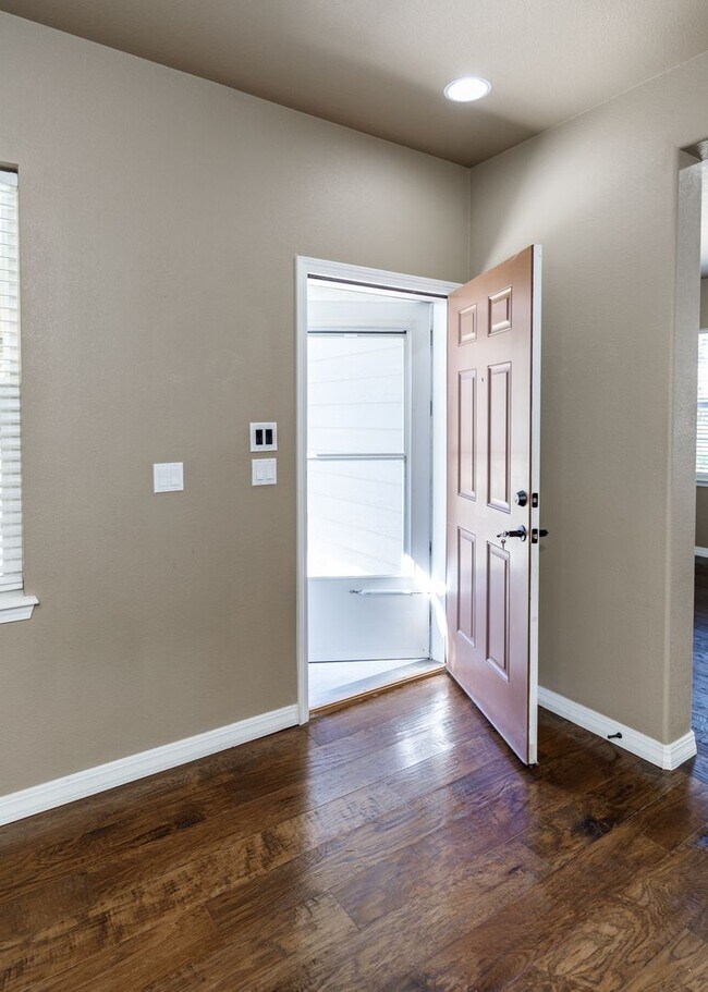 Building Photo - Westside 3 Bed Townhouse in Gold Hill Mesa