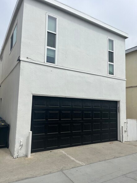 Building Photo - 208 30th St