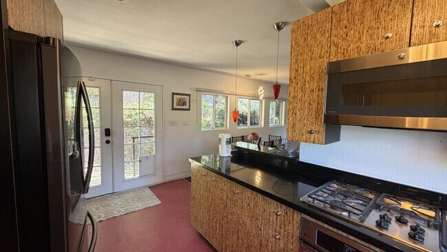 Building Photo - 637 S Crescent Ct