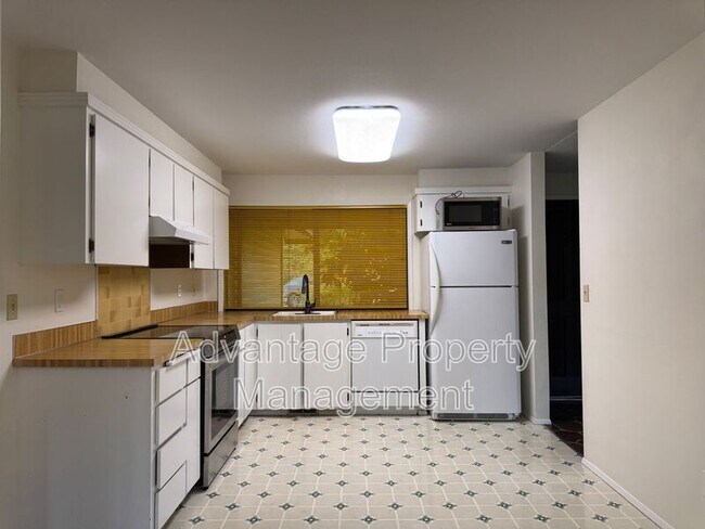 Building Photo - 1440 NW Meadowgreen Pl