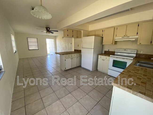 Building Photo - 801 SE 5th Ave