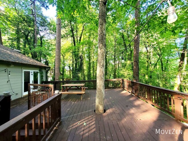 Building Photo - Single Family Home on private wooded lot