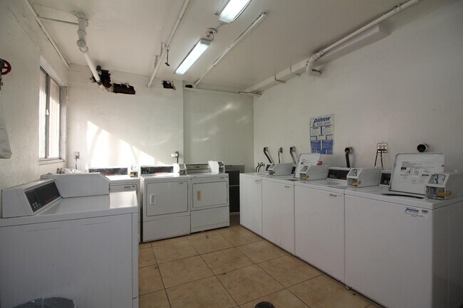Building Photo - 738 S New Hampshire Ave