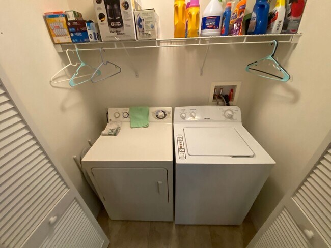 Building Photo - Warm and Inviting ANNUAL or SEASONAL 2 + 2...