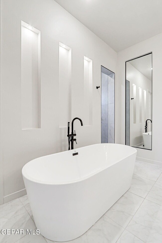 Building Photo - 836 Eltham Dr