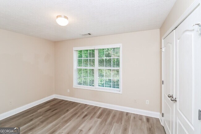 Building Photo - 4560 Ferncrest Pl
