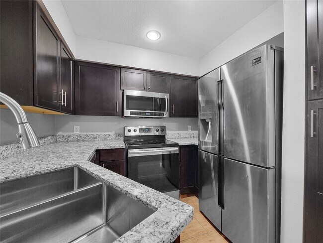 Building Photo - 2626 Holly Hall St